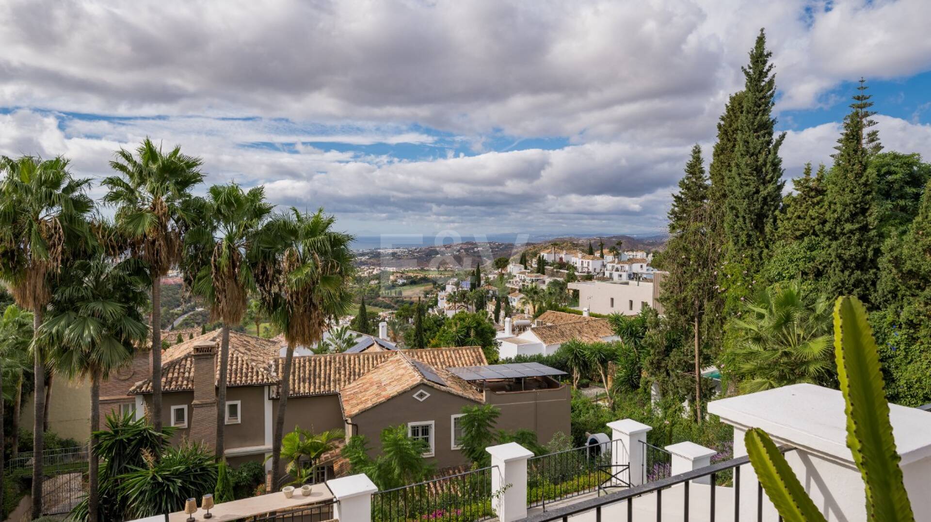 Elegancka willa z panoramicznymi widokami na morze w prestiżu El Madroñal, Benahavís