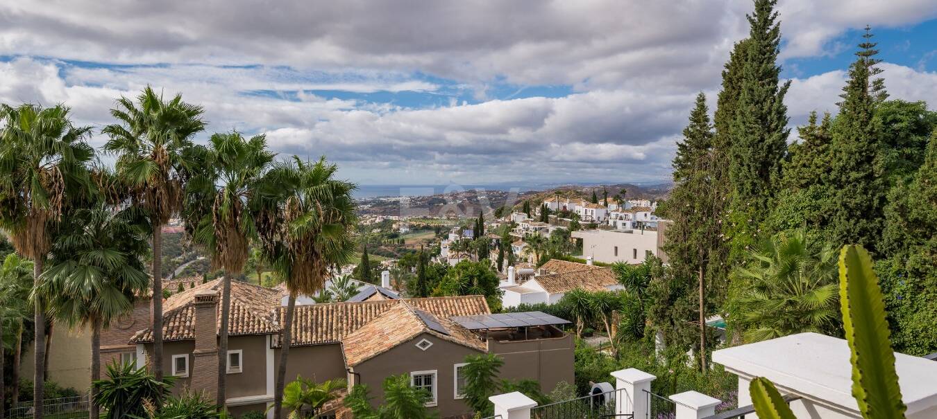 Elegant Villa with Panoramic Sea Views in Prestigious El Madroñal, Benahavís