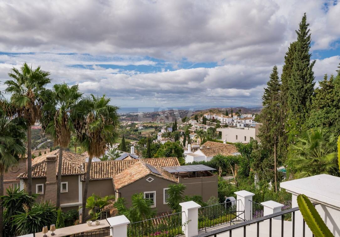 Elegant Villa med panoramautsikt över havet i prestigefylld El Madroñal, Benahavís