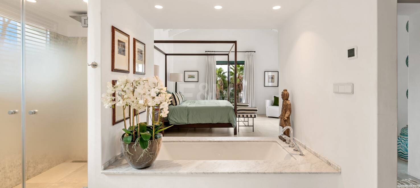 Elegant Villa with Panoramic Sea Views in Prestigious El Madroñal, Benahavís