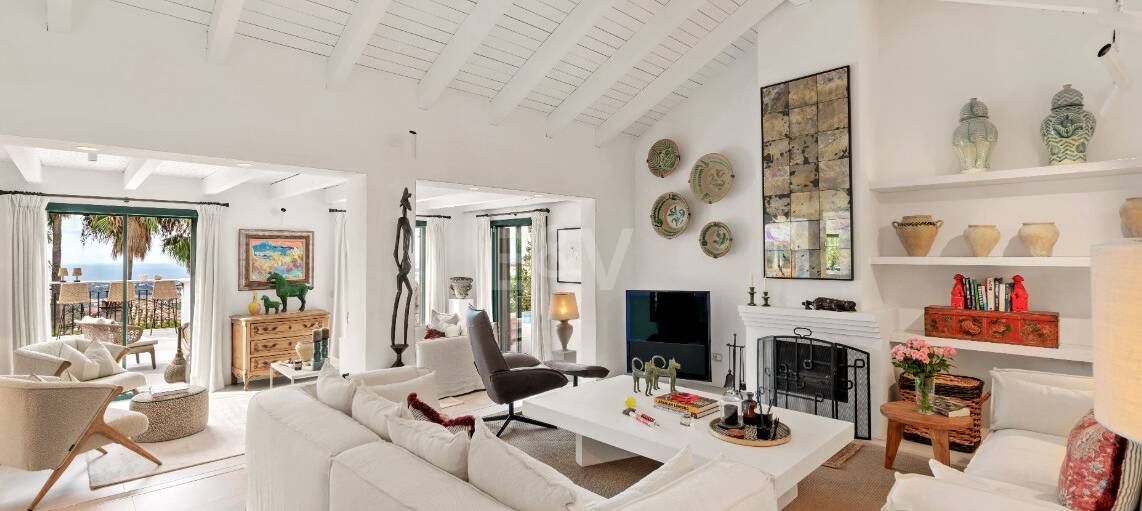 Elegant Villa with Panoramic Sea Views in Prestigious El Madroñal, Benahavís