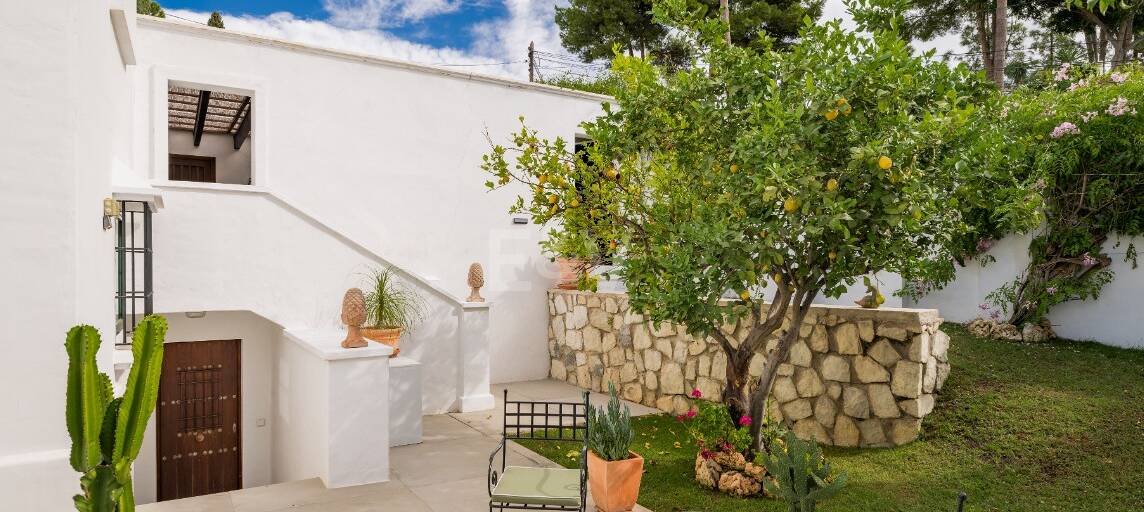 Elegant Villa with Panoramic Sea Views in Prestigious El Madroñal, Benahavís