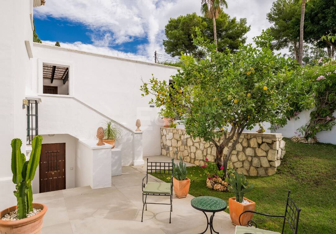 Elegant Villa med panoramautsikt över havet i prestigefylld El Madroñal, Benahavís