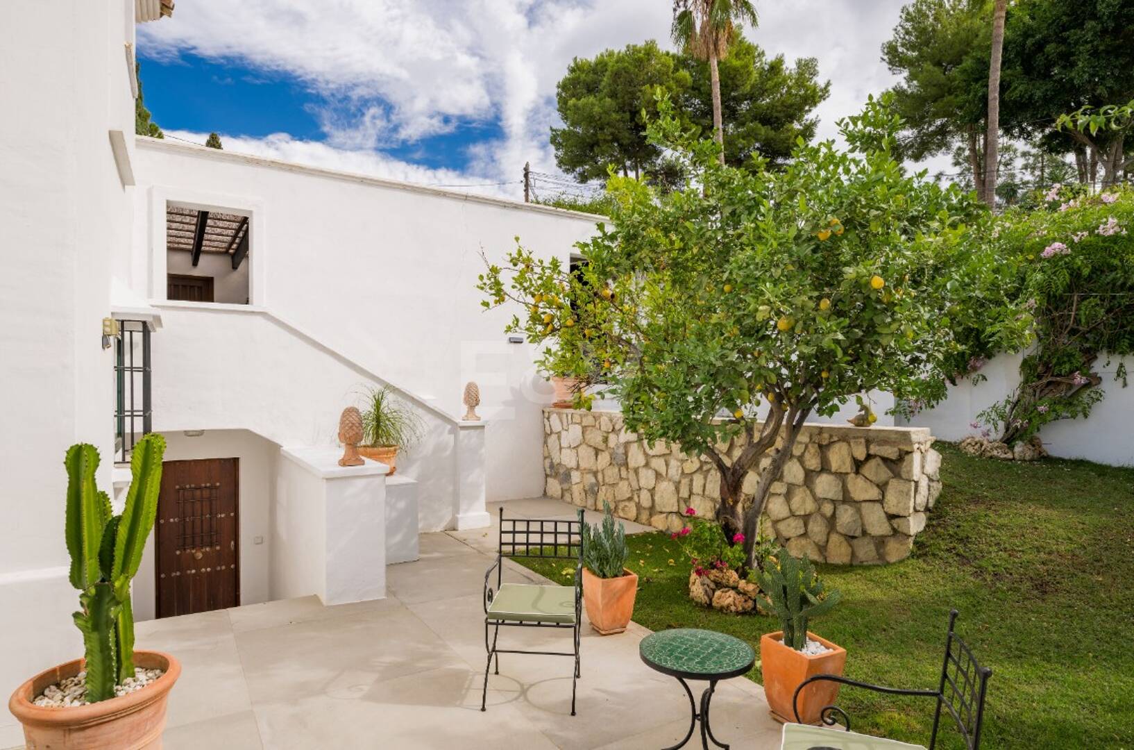 Elegancka willa z panoramicznymi widokami na morze w prestiżu El Madroñal, Benahavís