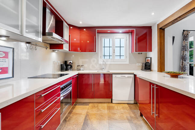 Garden Apartment Steps from the Sea