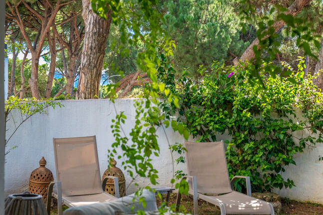 Garden Apartment Steps from the Sea