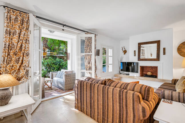 Garden Apartment Steps from the Sea