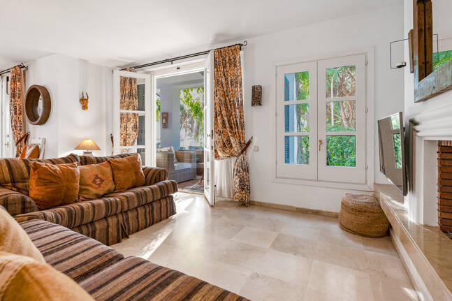 Garden Apartment Steps from the Sea