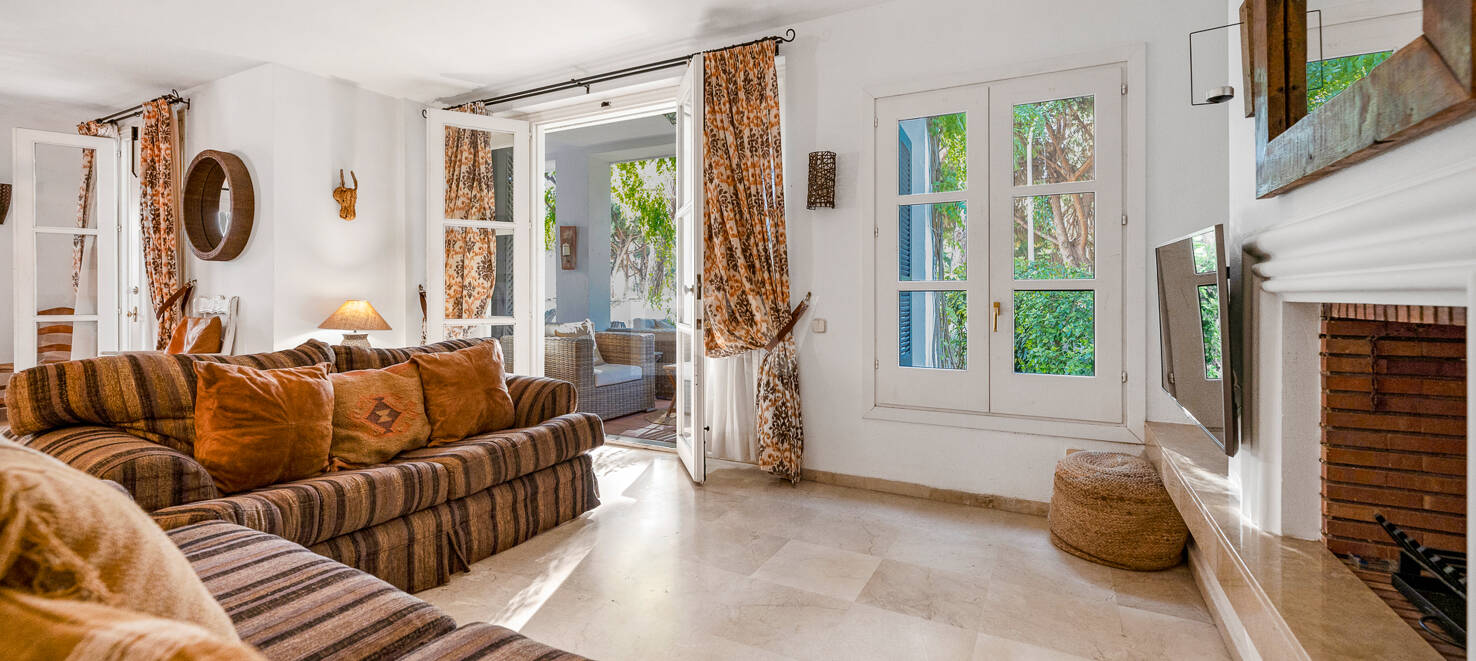 Ground Floor Apartment with Private Garden Steps from the Sea