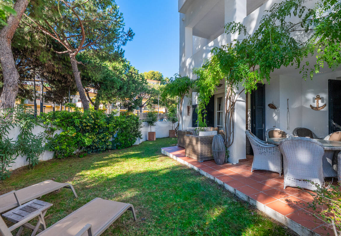 Garden Apartment Steps from the Sea