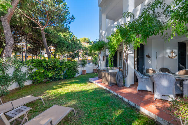 Garden Apartment Steps from the Sea