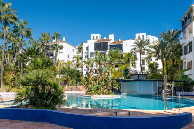 Garden Apartment Steps from the Sea