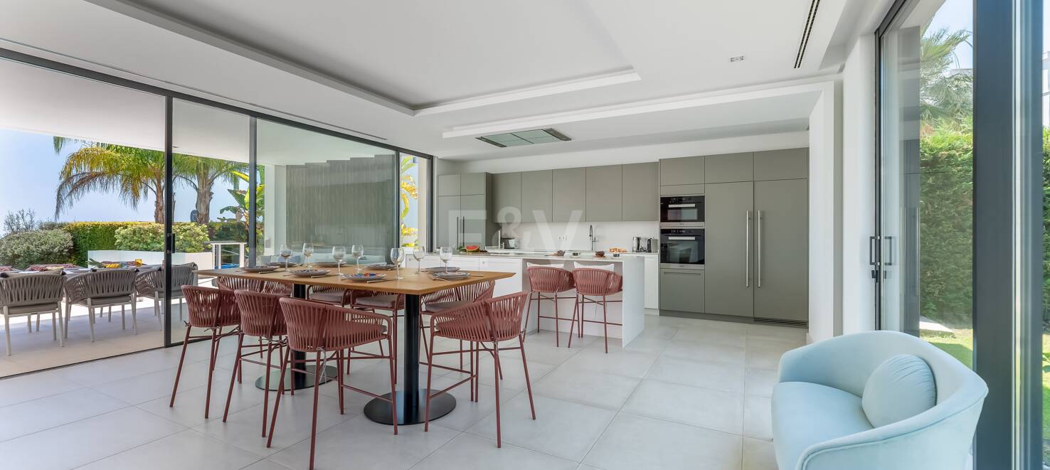 Współczesna willa z doskonałym widokiem na morze