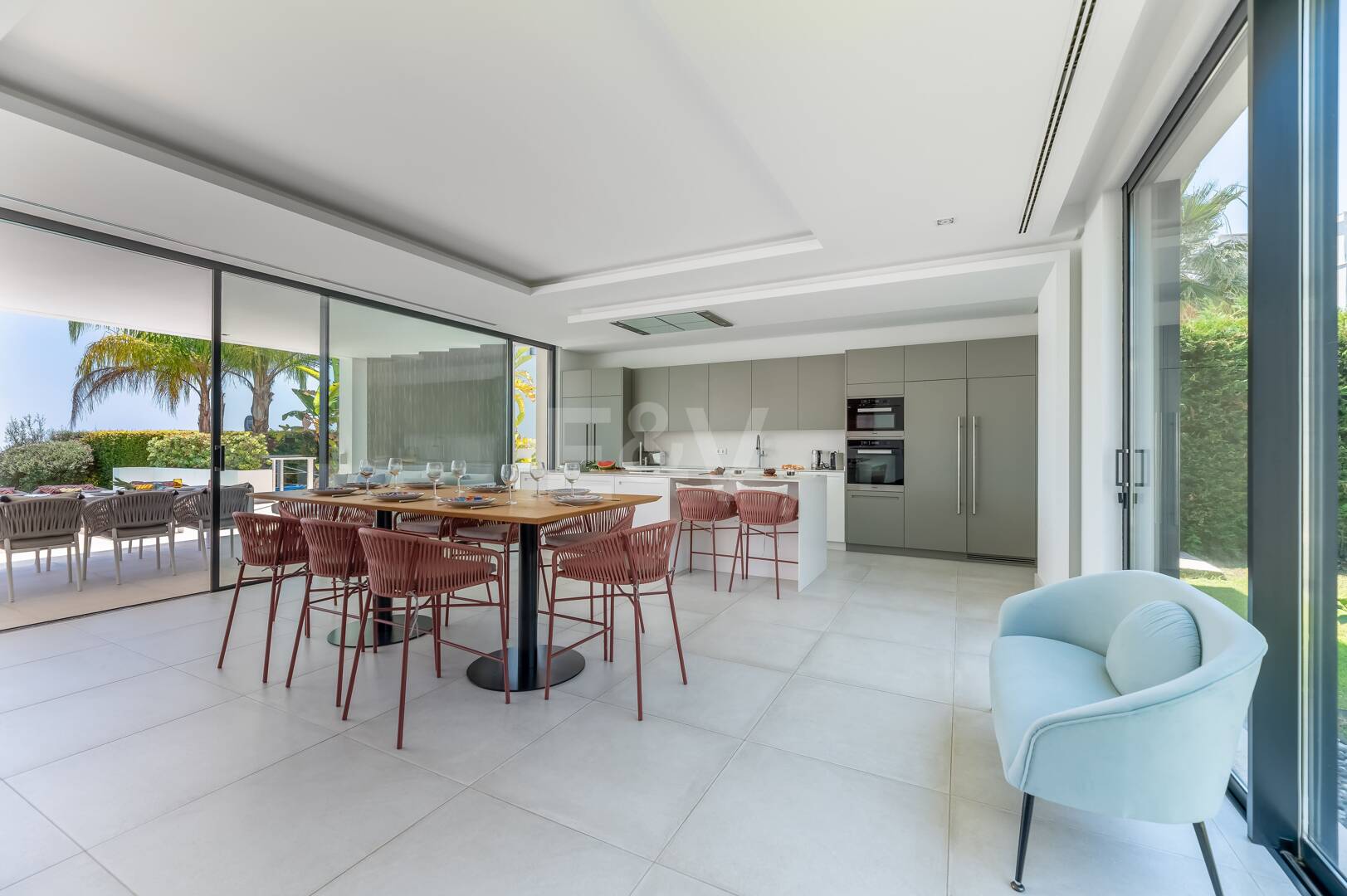 Villa contemporaine avec une excellente vue sur la mer