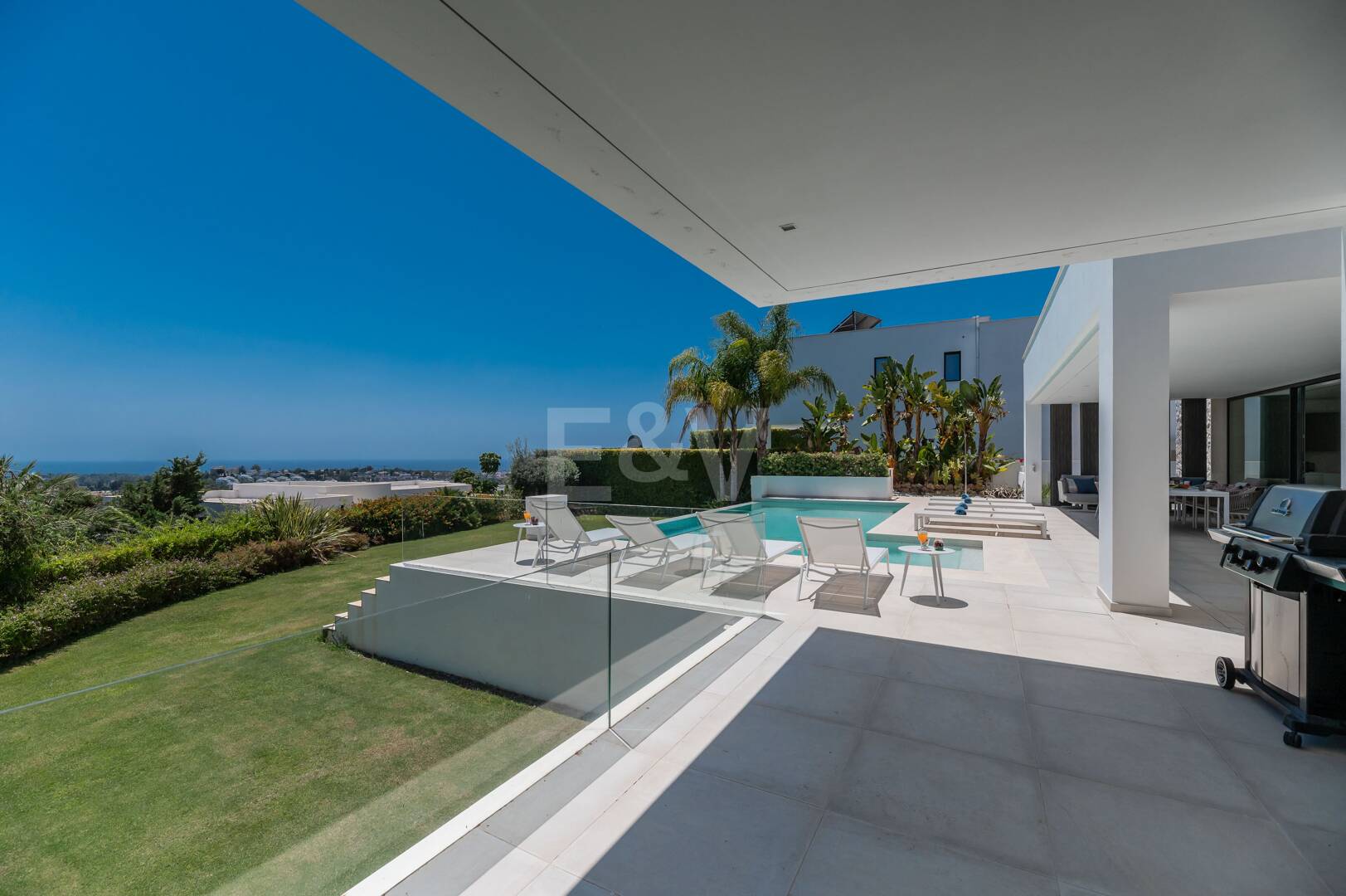 Villa contemporaine avec une excellente vue sur la mer