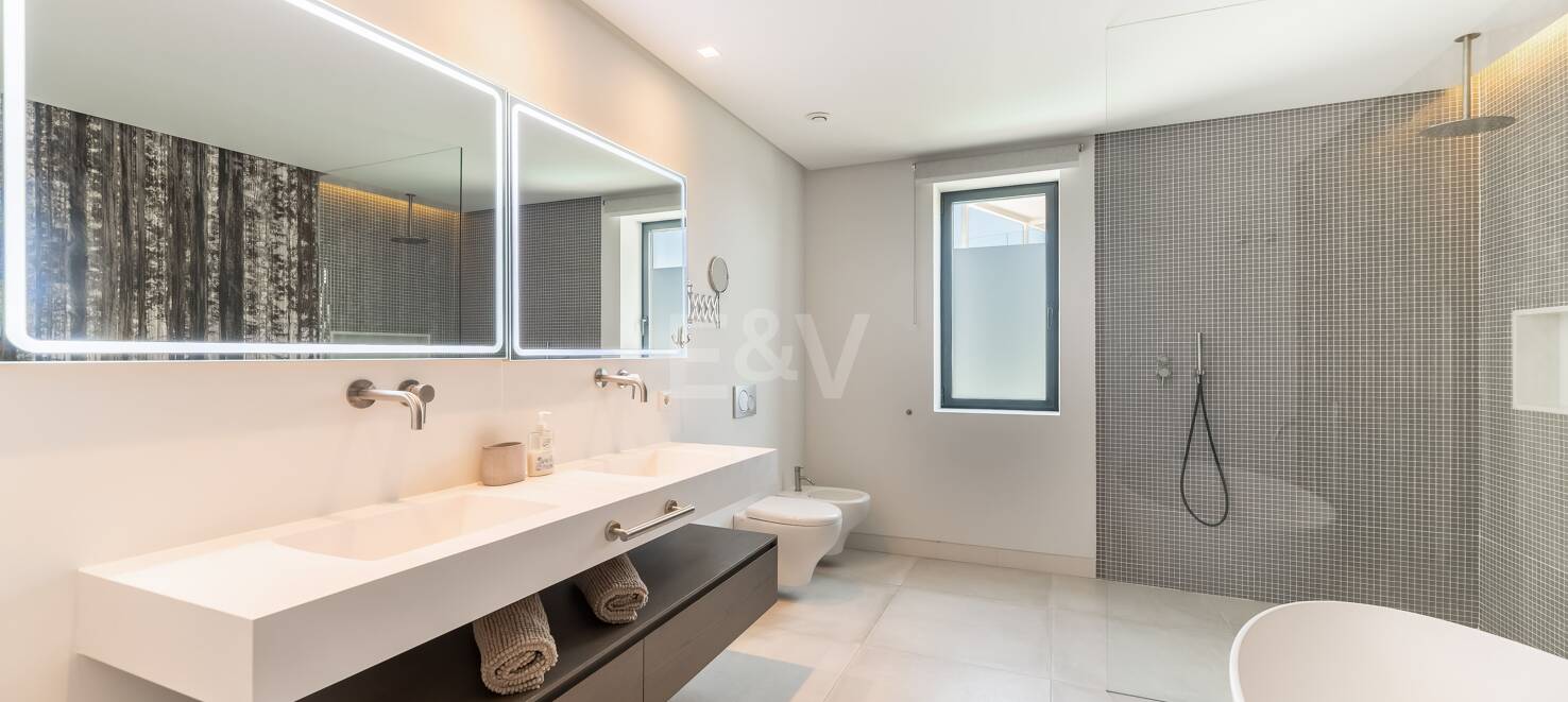 Współczesna willa z doskonałym widokiem na morze