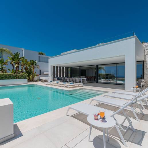 Współczesna willa z doskonałym widokiem na morze