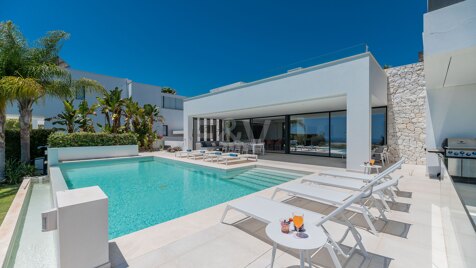 Villa contemporaine avec une excellente vue sur la mer