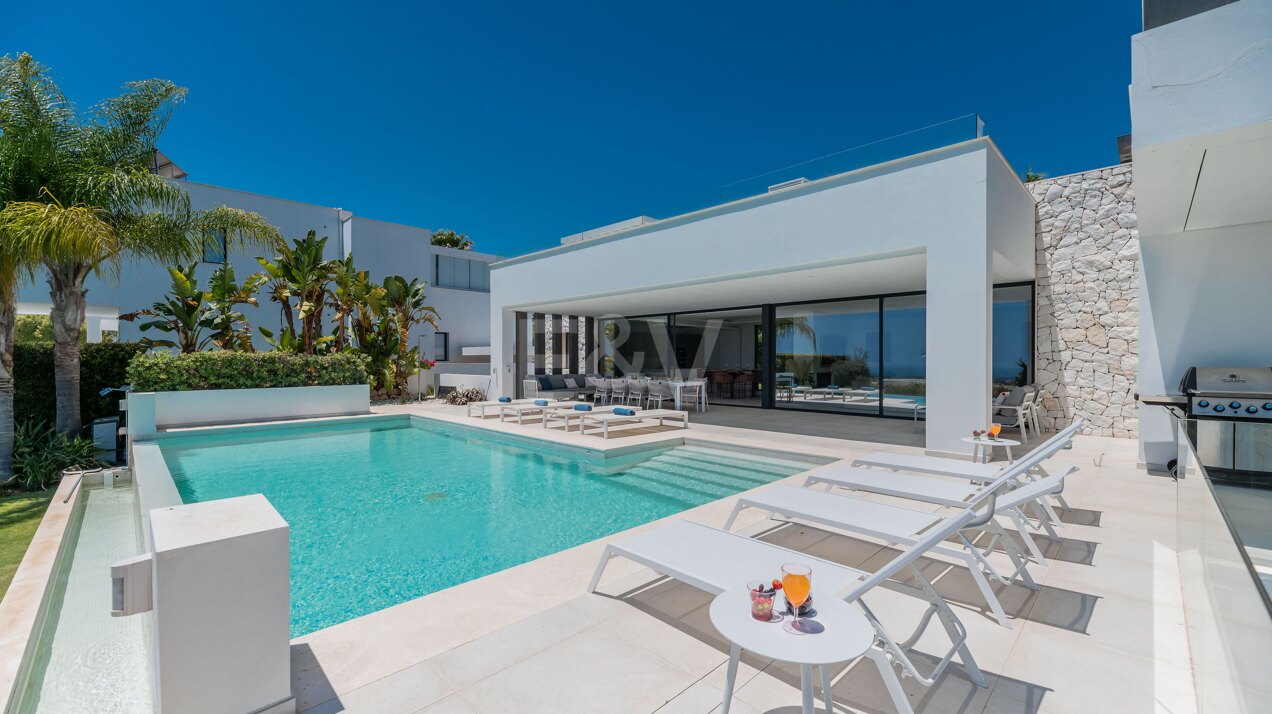 Villa contemporaine avec une excellente vue sur la mer