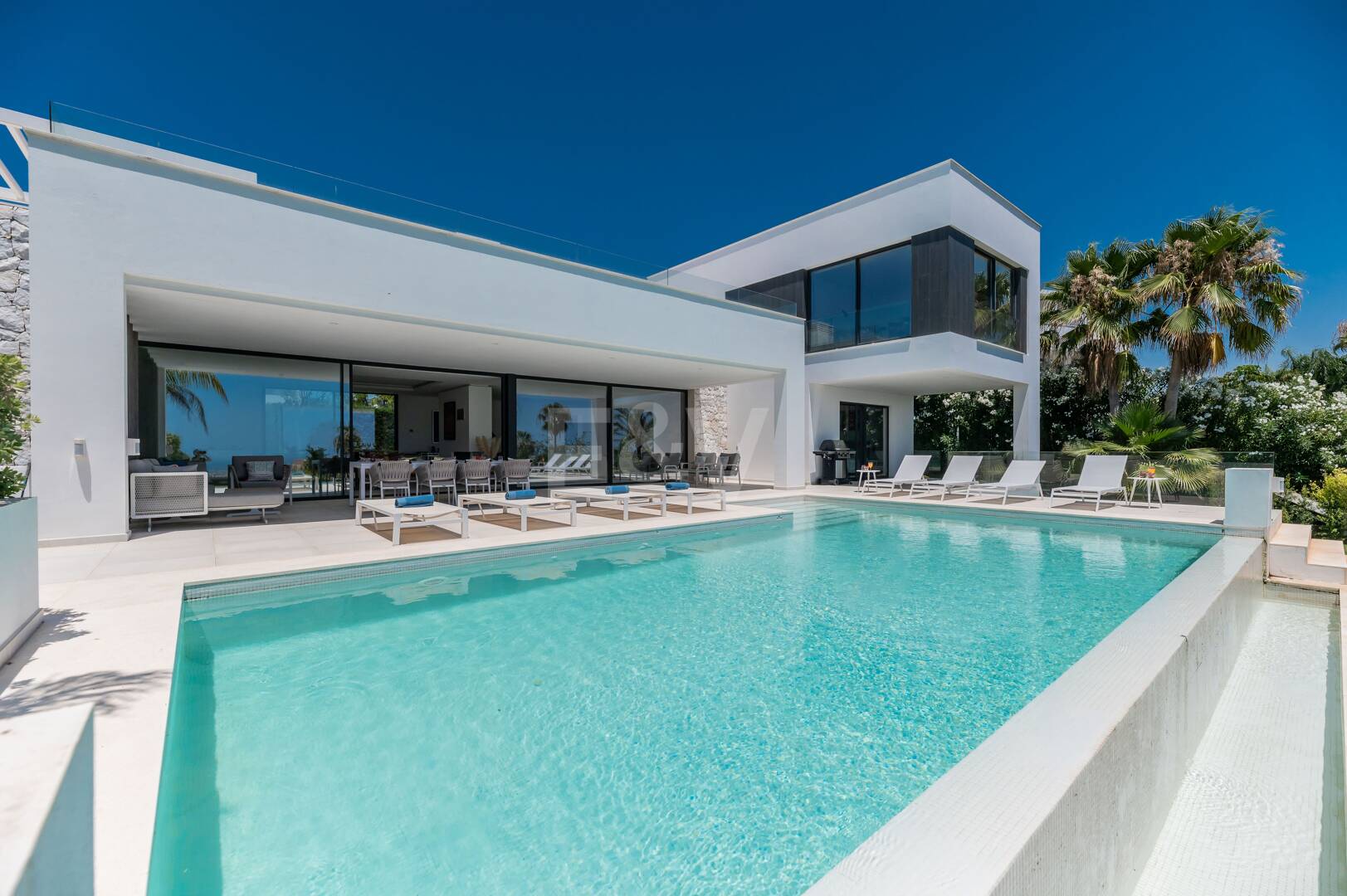 Villa contemporaine avec une excellente vue sur la mer