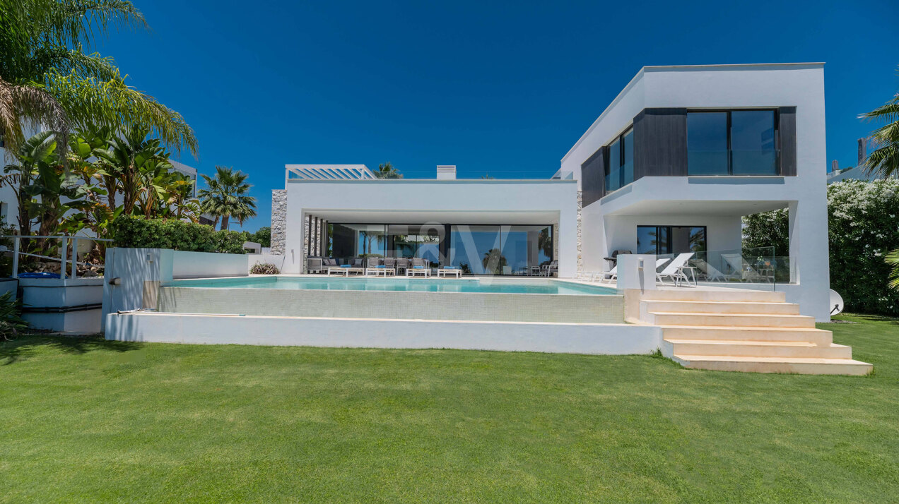 Villa contemporaine avec une excellente vue sur la mer