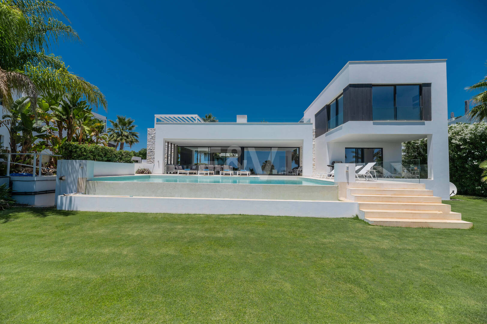 Villa contemporaine avec une excellente vue sur la mer