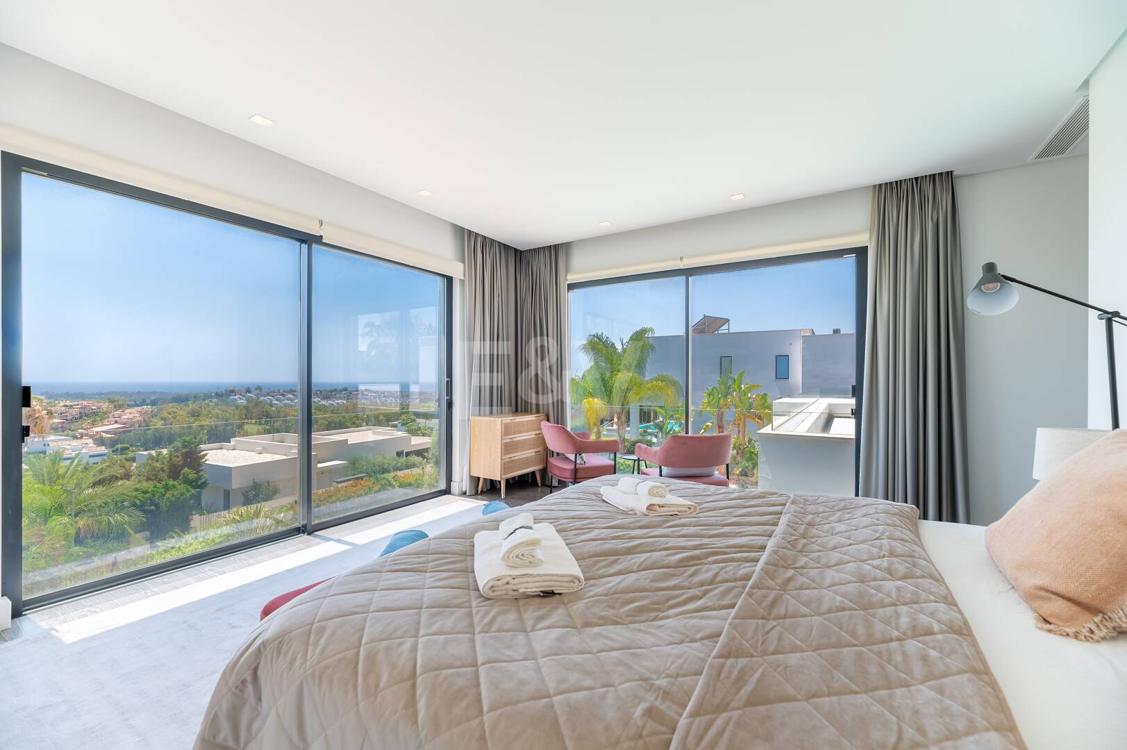 Villa contemporaine avec une excellente vue sur la mer