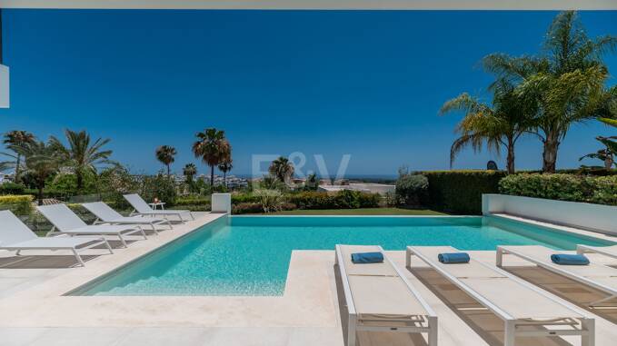 Villa contemporaine avec une excellente vue sur la mer