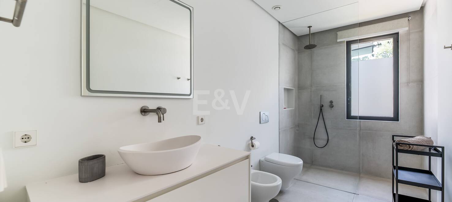 Współczesna willa z doskonałym widokiem na morze