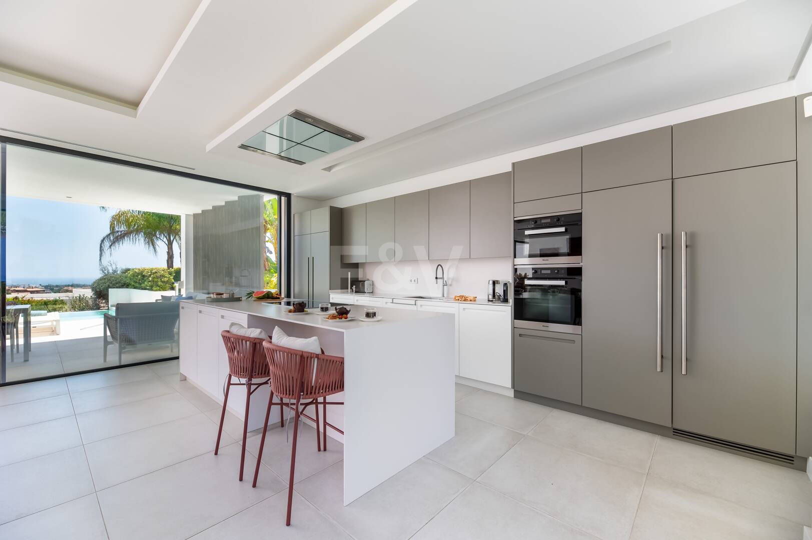 Villa contemporaine avec une excellente vue sur la mer