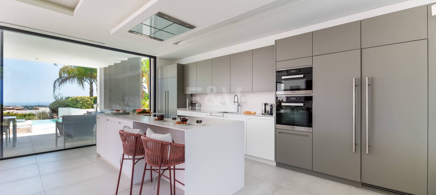 Współczesna willa z doskonałym widokiem na morze