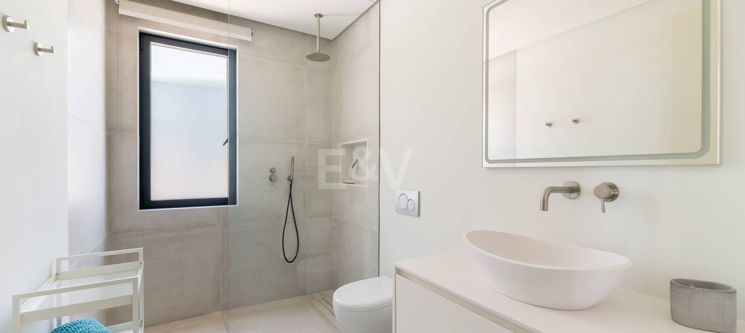 Współczesna willa z doskonałym widokiem na morze