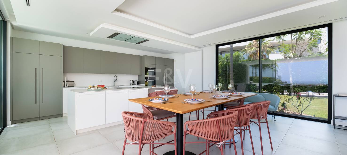 Współczesna willa z doskonałym widokiem na morze