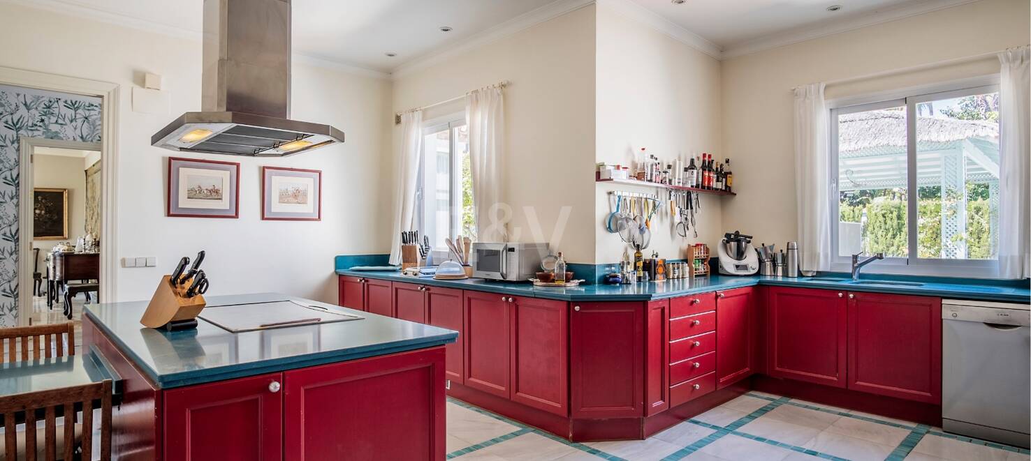 Stunning Luxury Villa just steps from Guadalmina beach