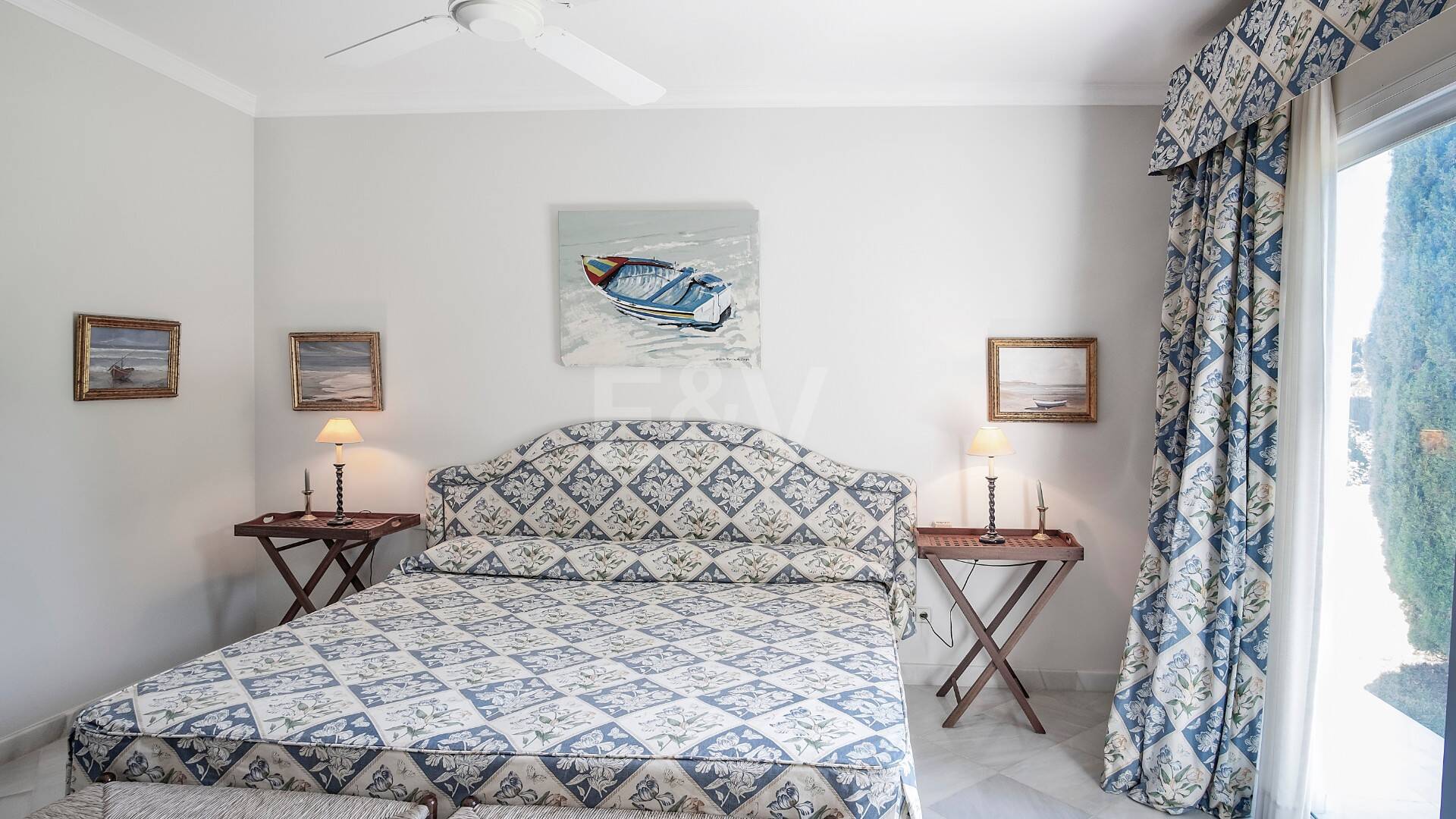 Atemberaubende Luxusvilla nur wenige Schritte vom Strand von Guadalmina entfernt