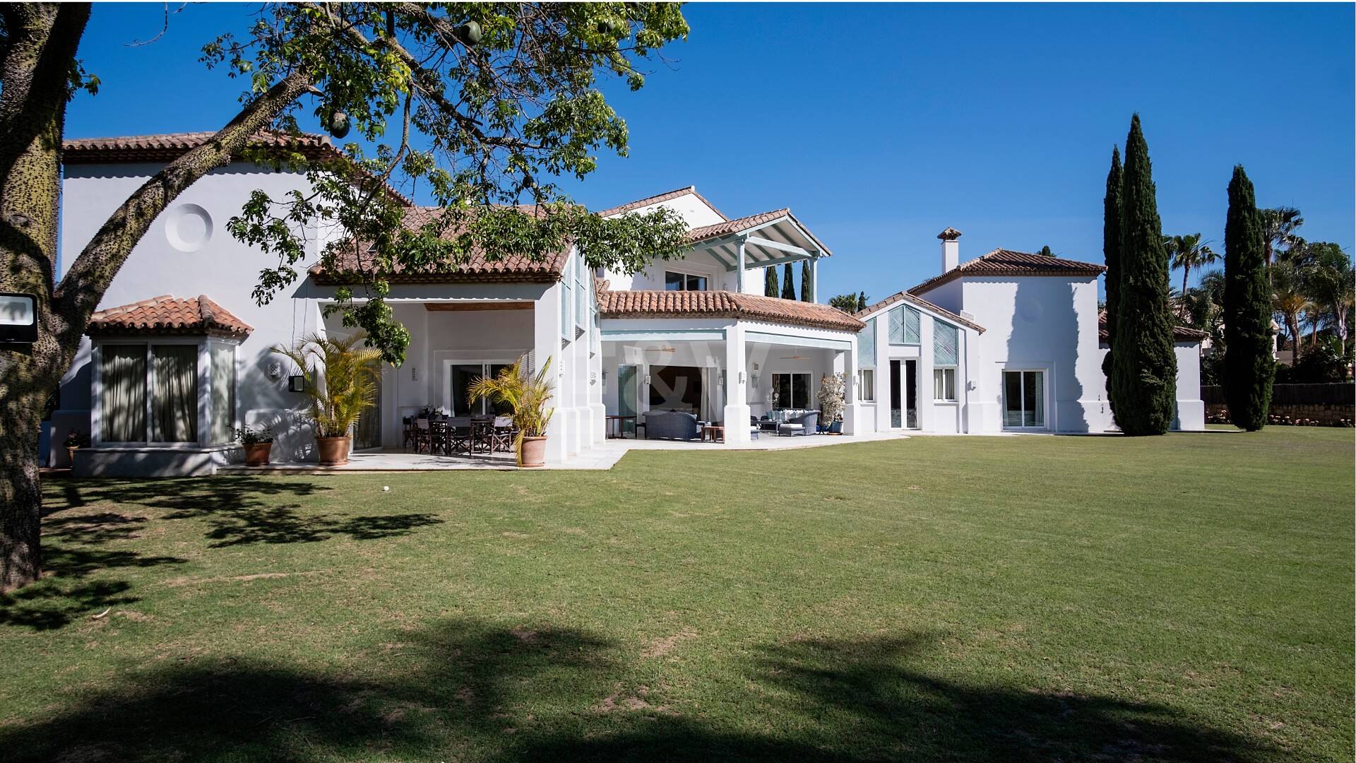 Atemberaubende Luxusvilla nur wenige Schritte vom Strand von Guadalmina entfernt