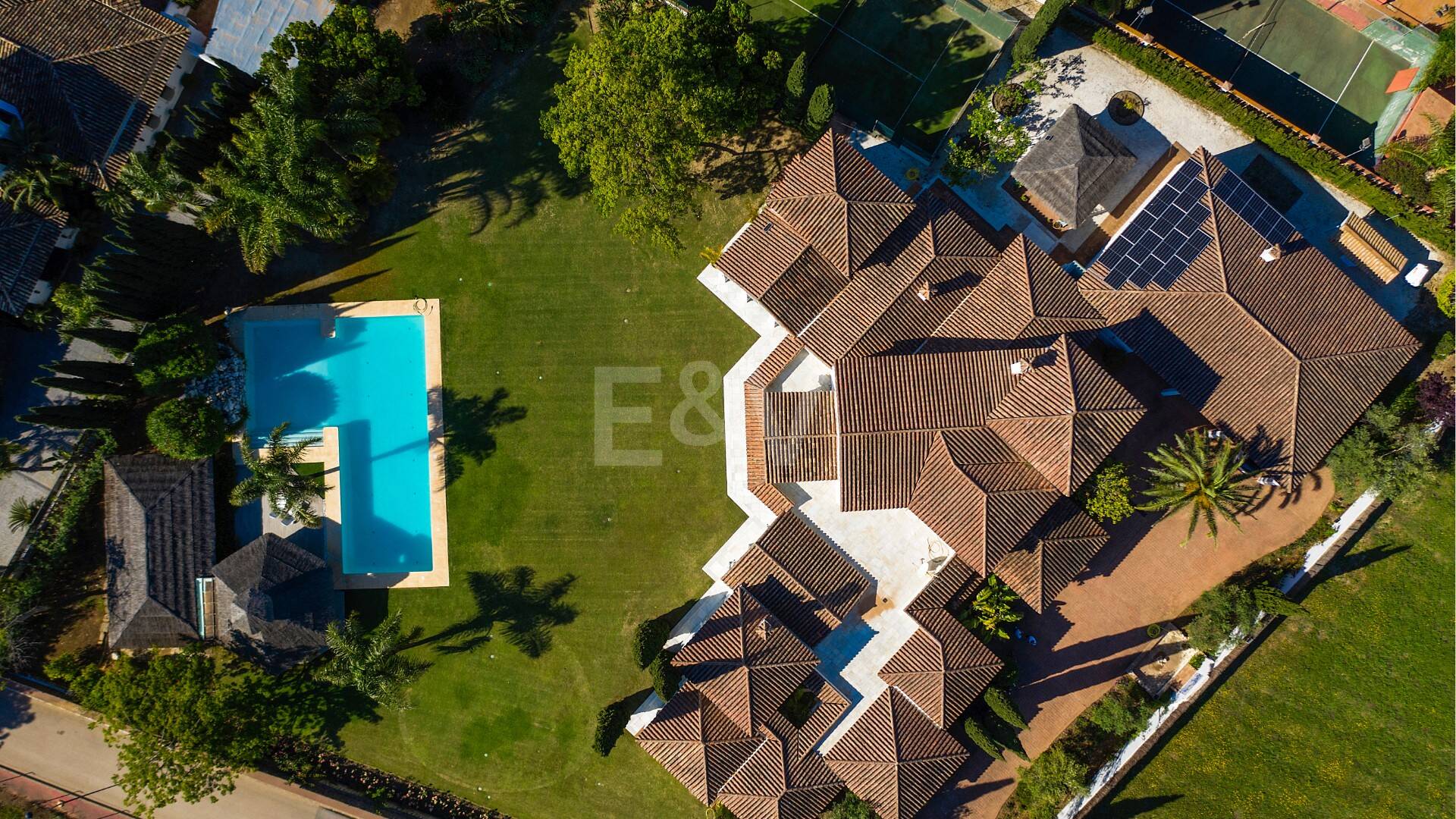 Atemberaubende Luxusvilla nur wenige Schritte vom Strand von Guadalmina entfernt