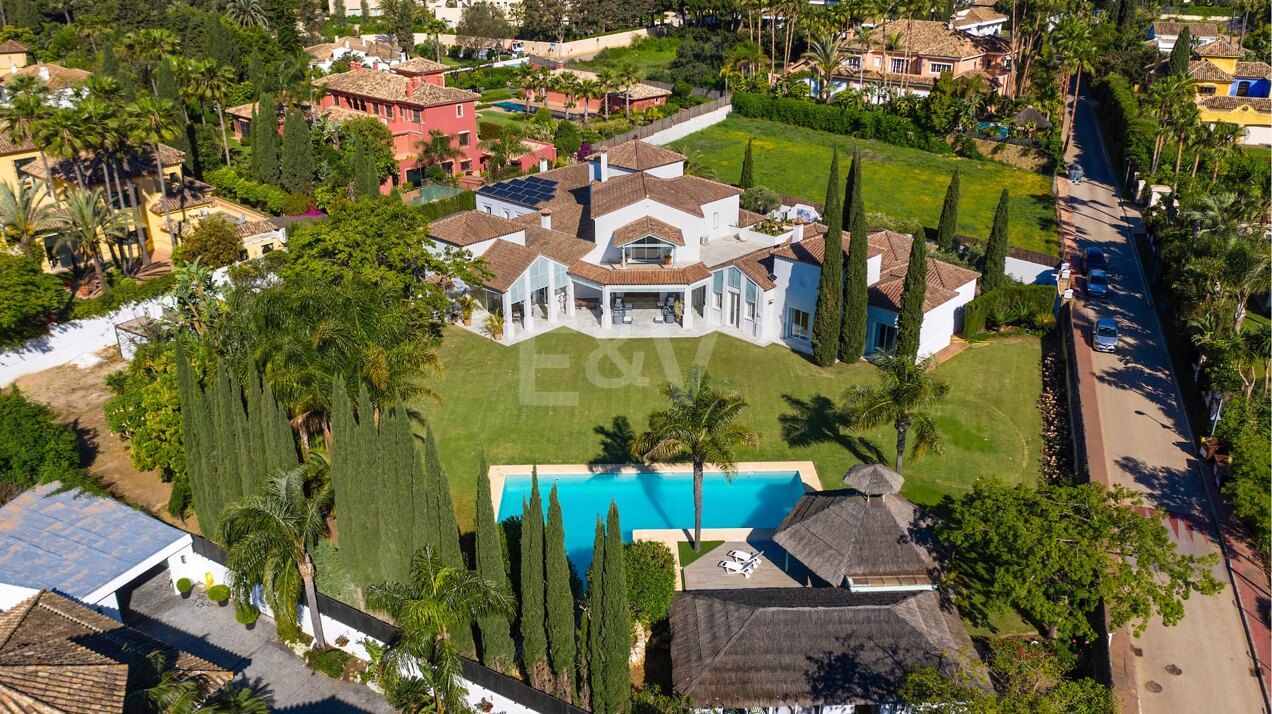 Imponente Villa de Lujo a escasos metros de la playa de Guadalmina.