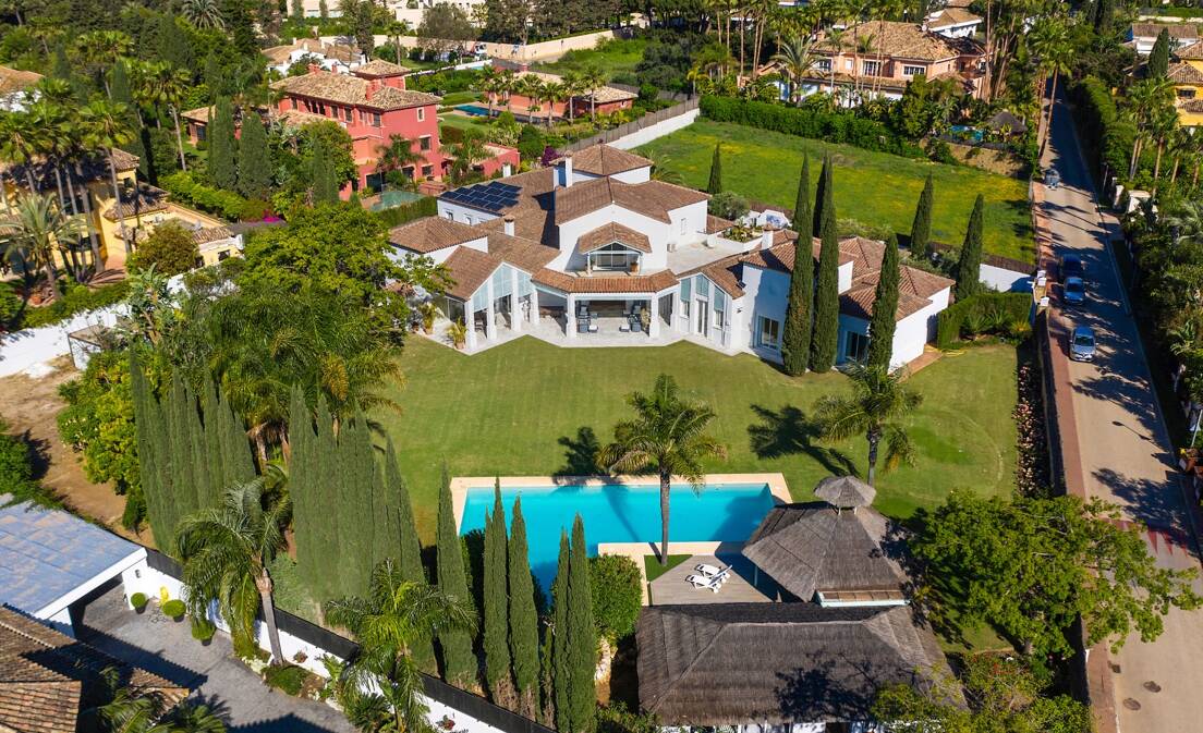 Stunning Luxury Villa just steps from Guadalmina beach