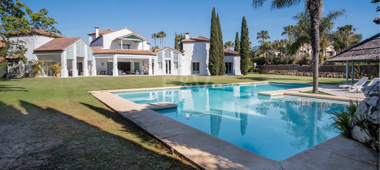 Stunning Luxury Villa just steps from Guadalmina beach