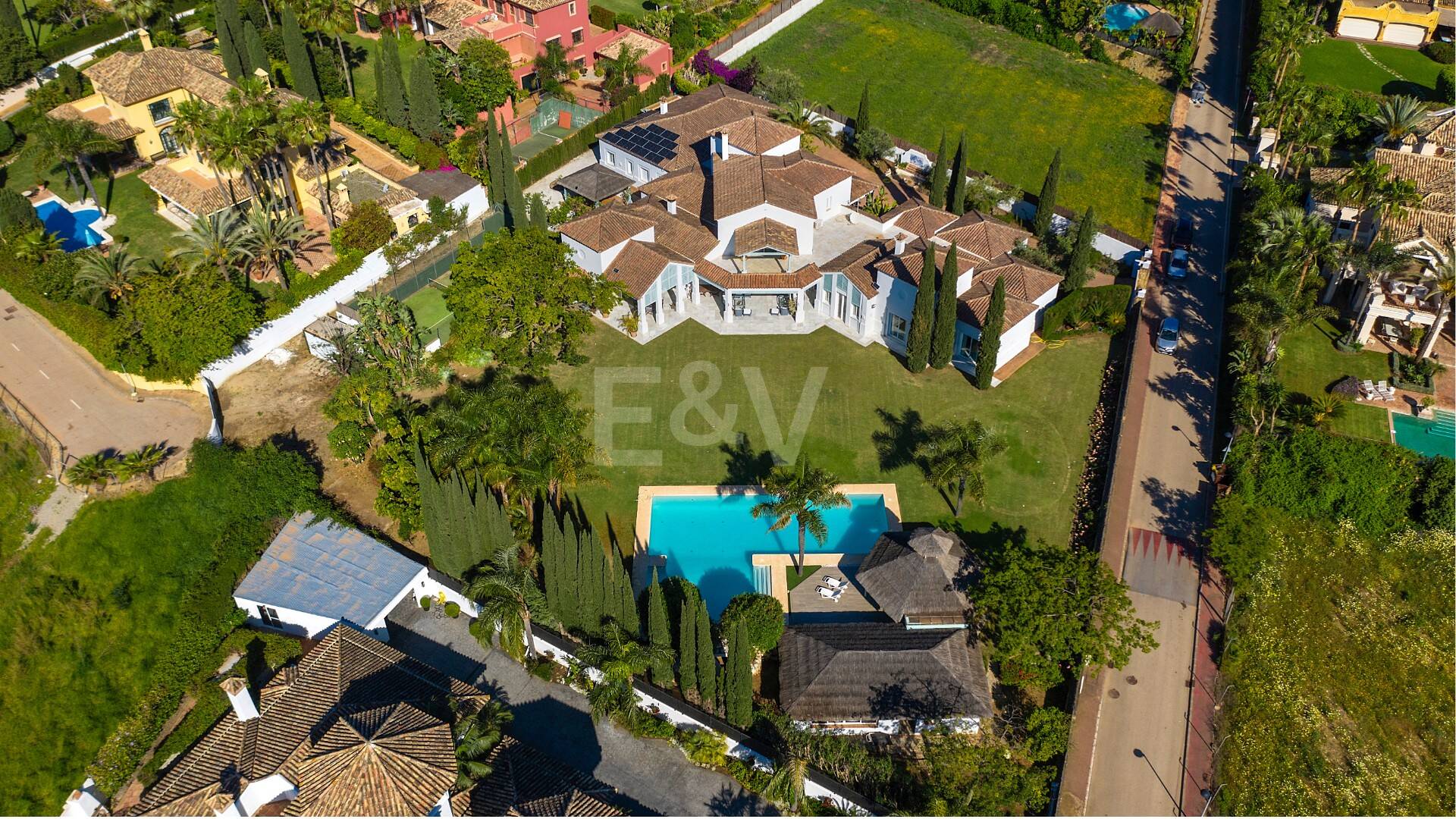 Atemberaubende Luxusvilla nur wenige Schritte vom Strand von Guadalmina entfernt