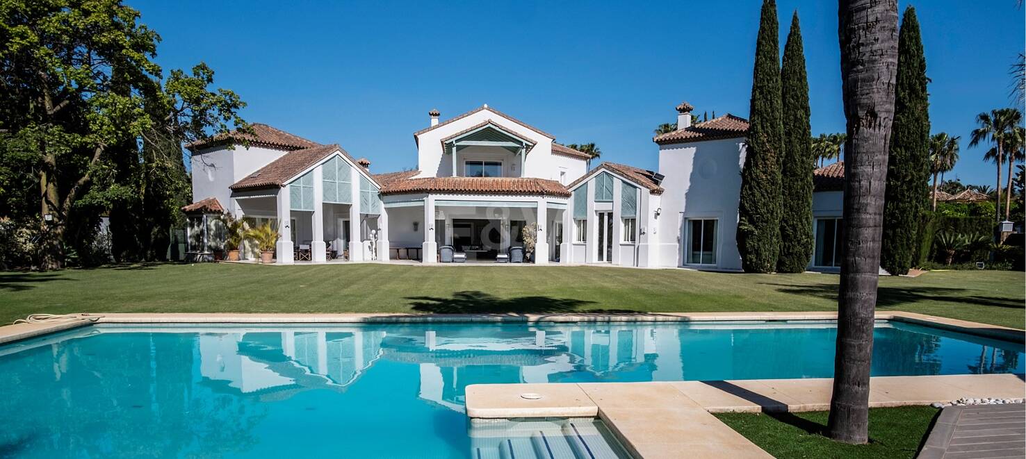 Stunning Luxury Villa just steps from Guadalmina beach