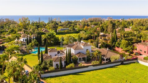 Imponente Villa de Lujo a escasos metros de la playa de Guadalmina.