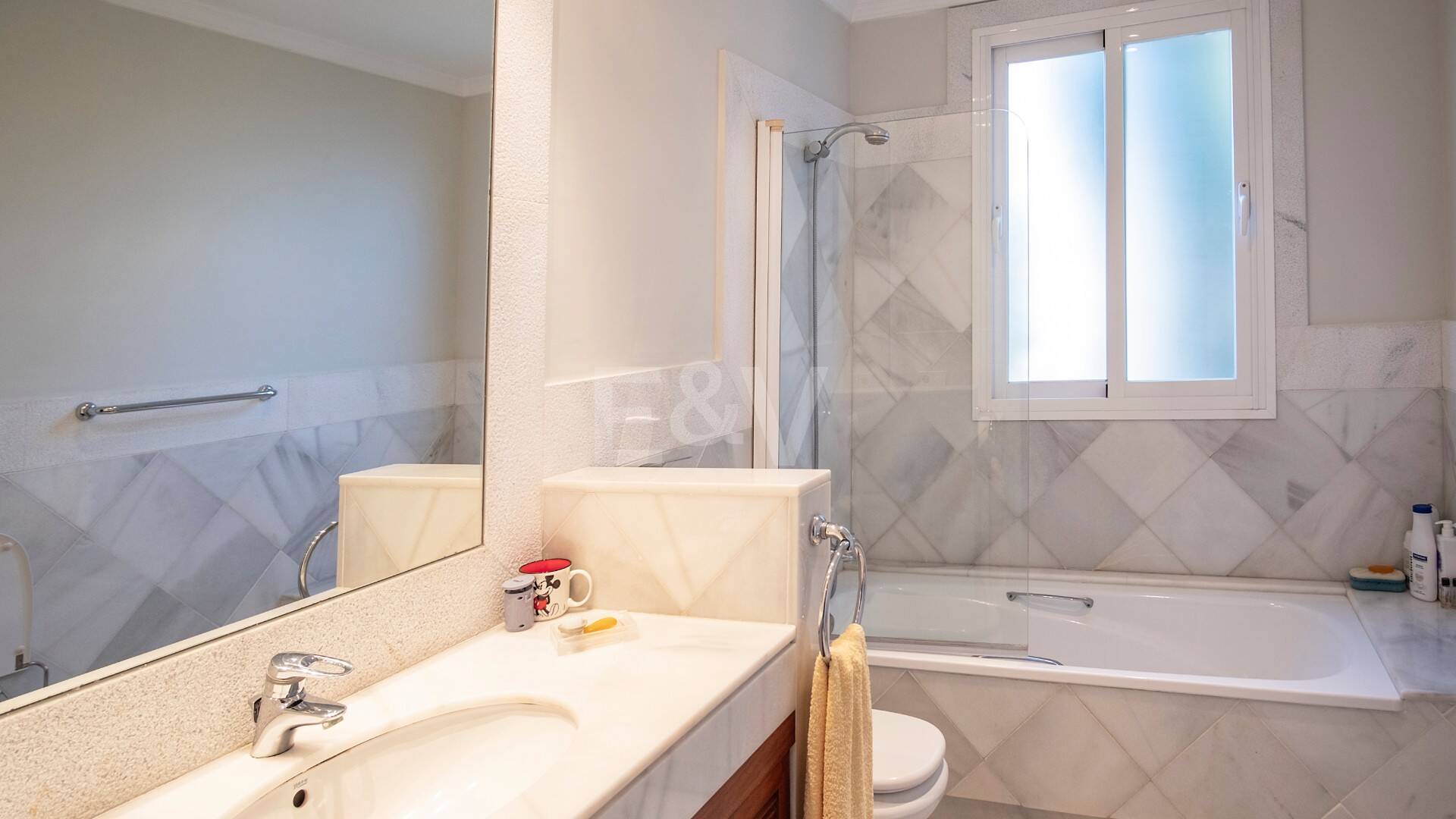 Atemberaubende Luxusvilla nur wenige Schritte vom Strand von Guadalmina entfernt