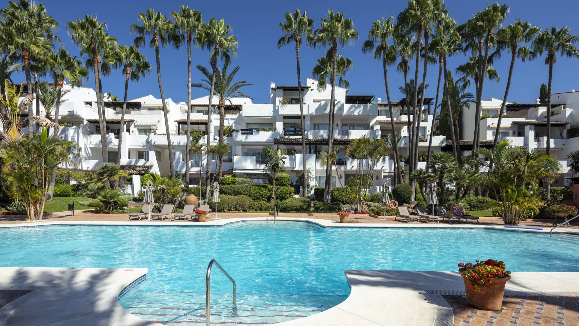 Eine raffinierte Erdgeschosswohnung in Marbellas Puente Romano Resort