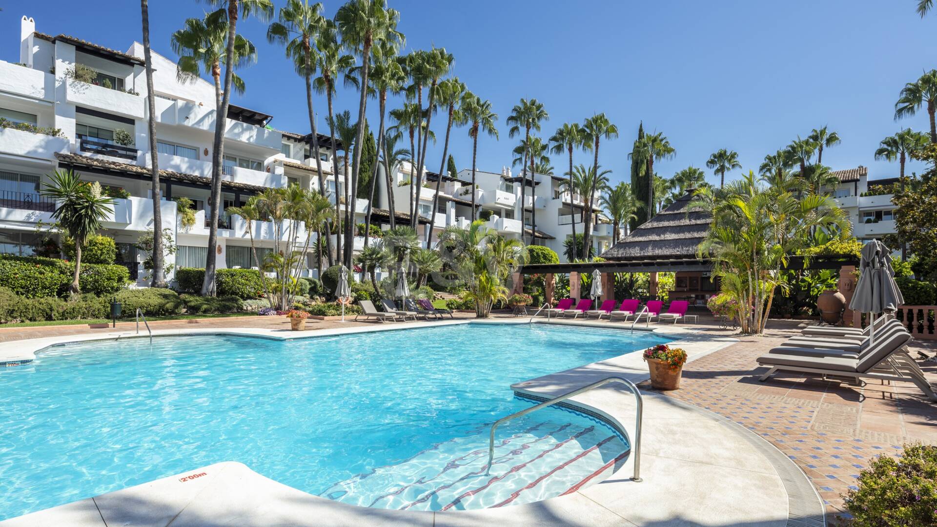 Eine raffinierte Erdgeschosswohnung in Marbellas Puente Romano Resort