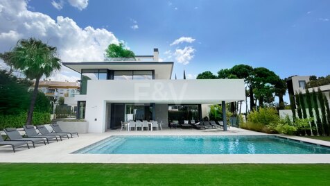 Exquisite Modern Villa in Marbella's Prestigious Golden Mile