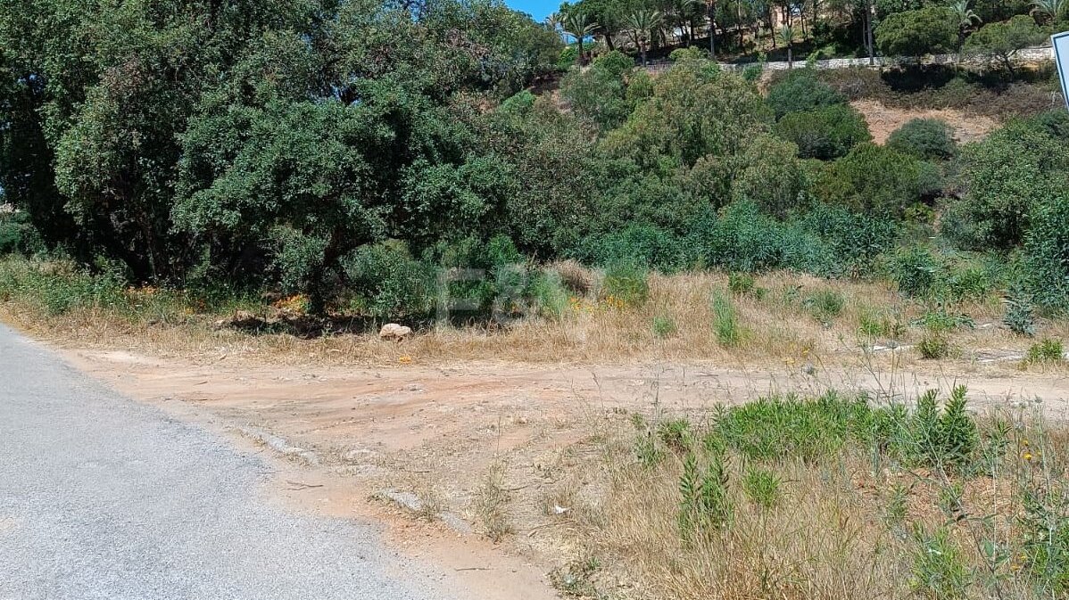 Parcela en zona tranquila en Elviria