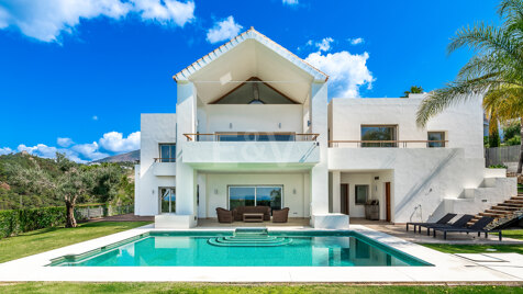 Frontline Golf Modern Villa i Los Arqueros med Panoramic Sea och Golf Views