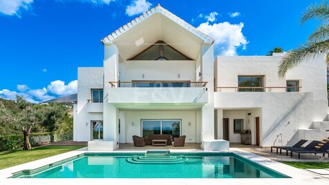 Moderne Villa in erster Golflinie in Los Arqueros mit Panoramablick auf das Meer und den Golfplatz